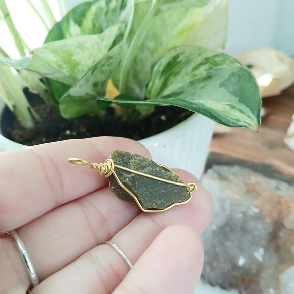 Gold wire wrapped green opal gemstone pendant 1.5" - Picture 4 of 4